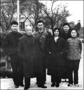 陶海粟 2018 年 3 月 1 日 陈小鲁教师千古 为兵敢卫道,为平易近
